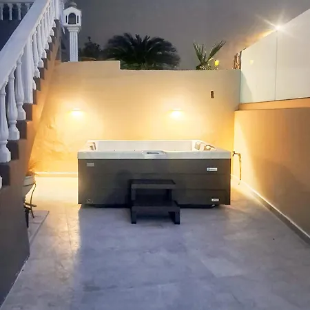 Aqua Haven Seaside Relaxation Poolside Luxury Holiday home *